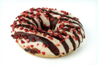 Beyaz ve çikolata kaplı donut ve beyaz üzerine izole edilmiş meyve parçaları serpiştirilmiş.