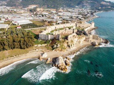 Mamure Kalesi ve deniz manzarası