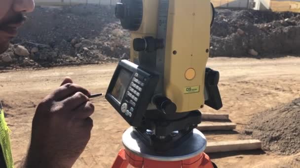 Land surveyor works on geodetic total station — Stock Video