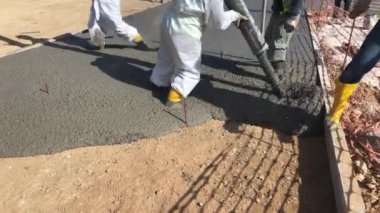 İnşaat işçileri beton döküyor. 