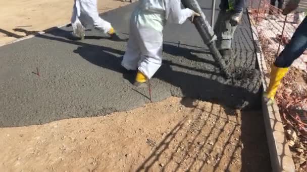 建設労働者がコンクリートを流し — ストック動画