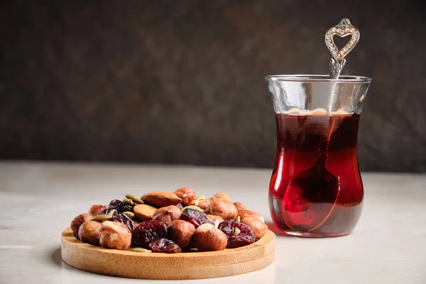 Türk çayı ve fındık karışımı masada — Stok fotoğraf