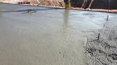 İnşaat işçisi seviyeleri boğa yüzgeci ile taze beton döküm