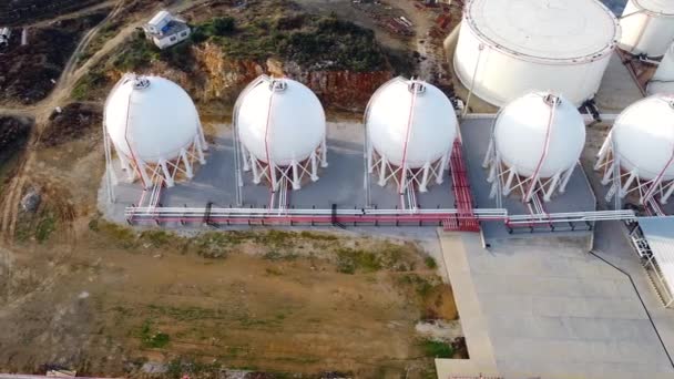 Tanques de almacenamiento de gas natural licuado — Vídeo de stock