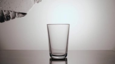 Saf, durgun su cama dökülür.