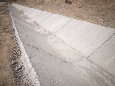 Yeni inşa edilmiş beton yağmur suyu drenaj tepsisi