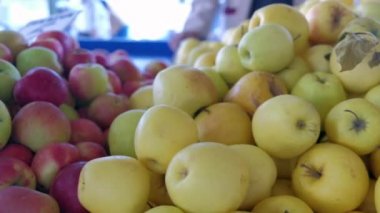 Ülke pazarında sarı ve pembe elmalar