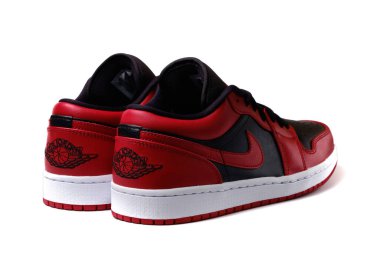Nike Air Jordan 1, Retro Ters Bred renkli spor ayakkabıları, beyaz illüstrasyon başyazısında izole edildi. 