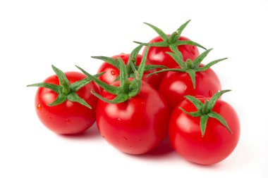 Olgun kırmızı kiraz domatesleri beyazın üzerinde izole.