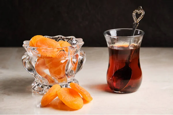 Thé en verre turc traditionnel et abricots secs dans un vase en verre — Photo