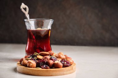 Türk çayı ve fındık karışımı masada