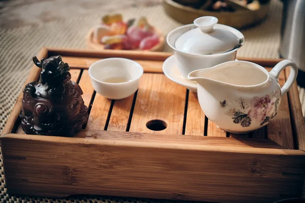 Чайная посуда для традиционной китайской чайной церемонии — стоковое фото