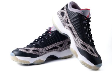 Nike Air Jordan XI IE alçak siyah çimento renkli spor ayakkabıları beyaz üzerine izole edildi 