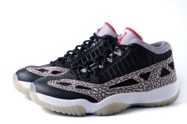 Nike Air Jordan XI IE alçak siyah çimento renkli spor ayakkabıları beyaz üzerine izole edildi 