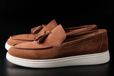 Siyah arka planda kahverengi süet erkek mokasenleri