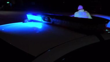 Polis arabası yanıp sönüyor.