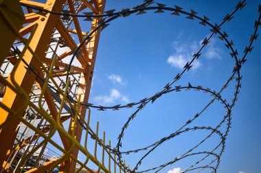 İnşaat alanının etrafında dikenli tel