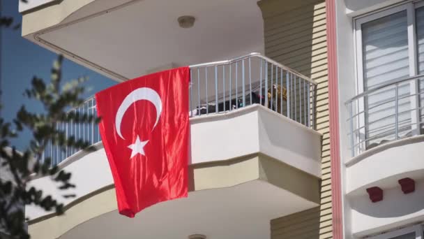 Turecká vlajka visící z balkónu — Stock video