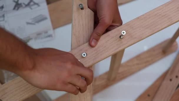 Manos del hombre montando muebles — Vídeo de stock