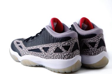 Nike Air Jordan 11 Hakem düşük siyah çimento renkli spor ayakkabıları beyaz üzerine izole edildi 