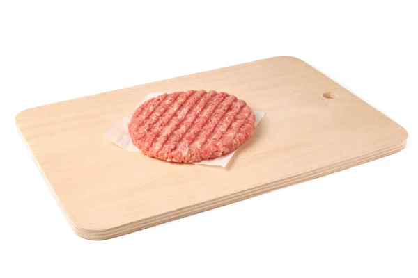 Escalope de hamburger de boeuf cru sur planche à découper isolé sur blanc — Photo