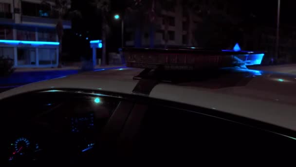 Feux clignotants de voiture de police dans la mise au point sélective de nuit — Video