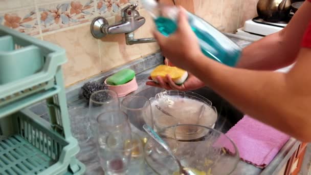 皿を洗う男 — ストック動画