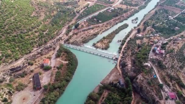 Presa en el río de montaña y área de riego — Vídeos de Stock