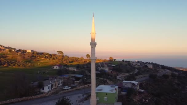 Minaret a hegyvidéki faluban — Stock videók