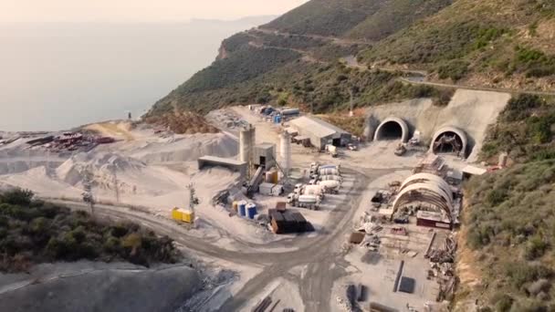 Vista aérea de la obra del túnel de la autopista — Vídeos de Stock