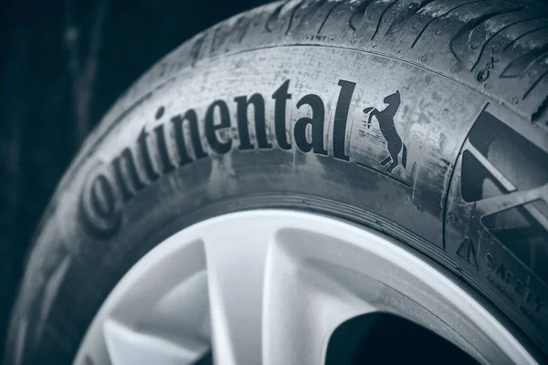 Logotipo do cavalo em pneus de carro Continental — Fotografia de Stock