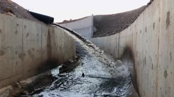 Vertederos de agua corriente al canal — Vídeos de Stock