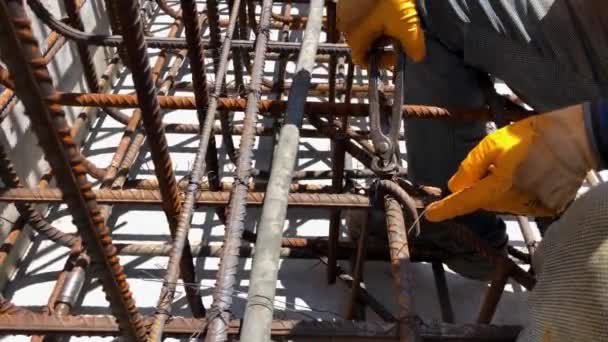 Mãos de construtor em obras de reforço — Vídeo de Stock