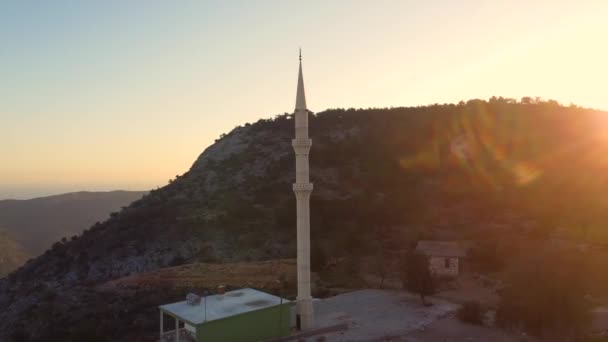 Minaret vid bergsbyn på kvällen — Stockvideo