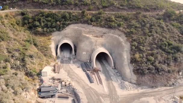 Vista aérea de la obra del túnel de la autopista — Vídeos de Stock