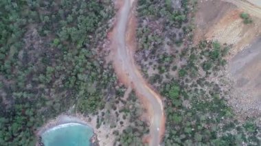 Dağ ormanlarında toprak yollar