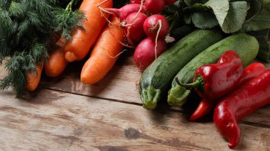 Tahta bir masada olgun sebzeler