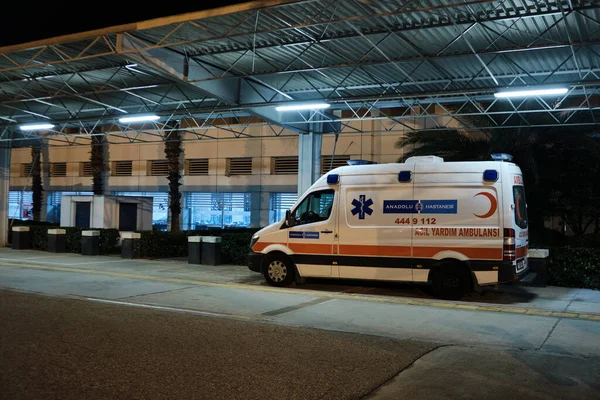 Ambulans servicebil på Antalya flygplats — Stockfoto