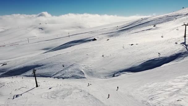 Declive coberto de neve da estância de esqui Erciyes — Vídeo de Stock