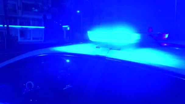 Policejní auto s blikajícími světly — Stock video