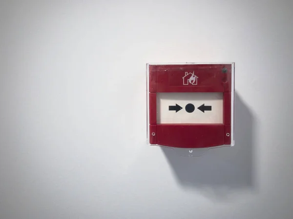 Red fire alarm button against blank white wall — Stock Photo, Image