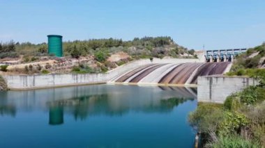 Su deposunun hava manzarası, bir barajın beton hızlı ve kapalı su deposu kilitleri