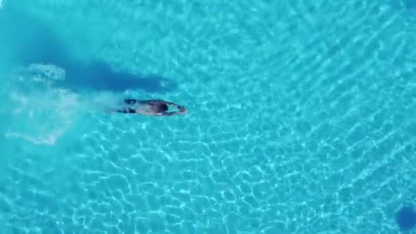 Hombre buceando en la piscina — Vídeo de stock