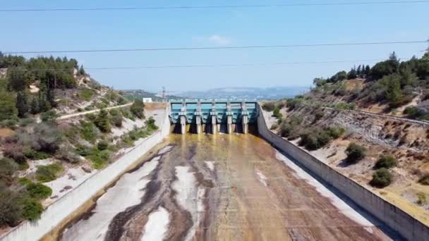 Luftaufnahme des Wasserreservoirs, der schnellen und geschlossenen Betonschleusen eines Staudamms — Stockvideo