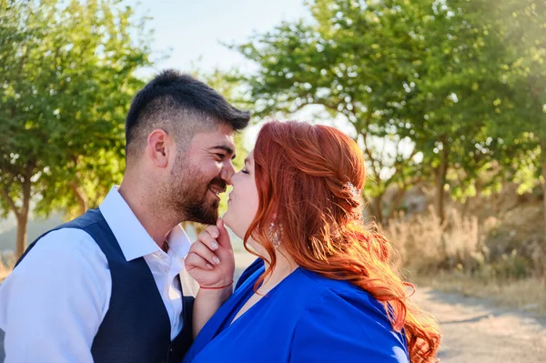 Vrouw kust haar geliefde man buiten — Stockfoto