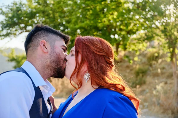 Man kust zijn geliefde vrouw buiten — Stockfoto