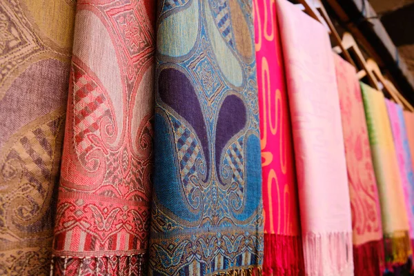 Traditionelle Schals aus dem Nahen Osten hängen auf Basar — Stockfoto