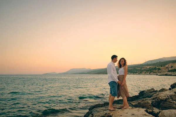 Pareja en una cita junto al mar por la noche — Foto de Stock