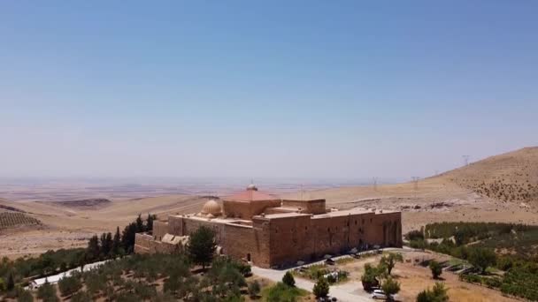 Vue aérienne du monastère de Mor Hananyo — Video