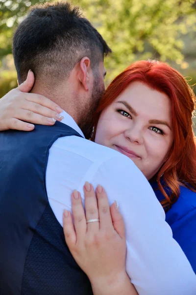 Mujer abraza a su amado hombre mirando a una cámara — Foto de Stock